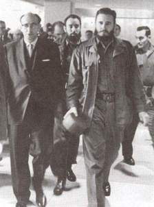 Roa junto a Fidel, al fondo el capitán Antonio Núñez Jiménez
